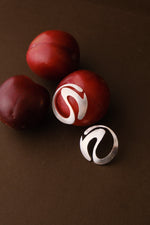 CURVY DISC EARRINGS