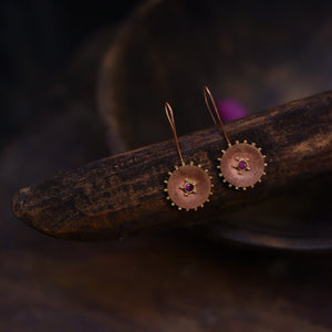 
                
                    Load image into Gallery viewer, SOLITARY POLLEN EARRINGS RED
                
            
