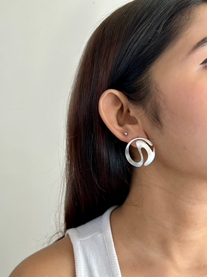 CURVY DISC EARRINGS