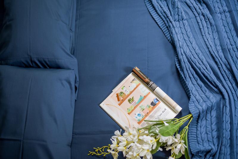 
                
                    Load image into Gallery viewer, Navy Signature Sateen Sheet Set
                
            