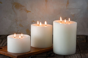 
                
                    Load image into Gallery viewer, Set Of 3 Classic White Triple-Wick Candles
                
            
