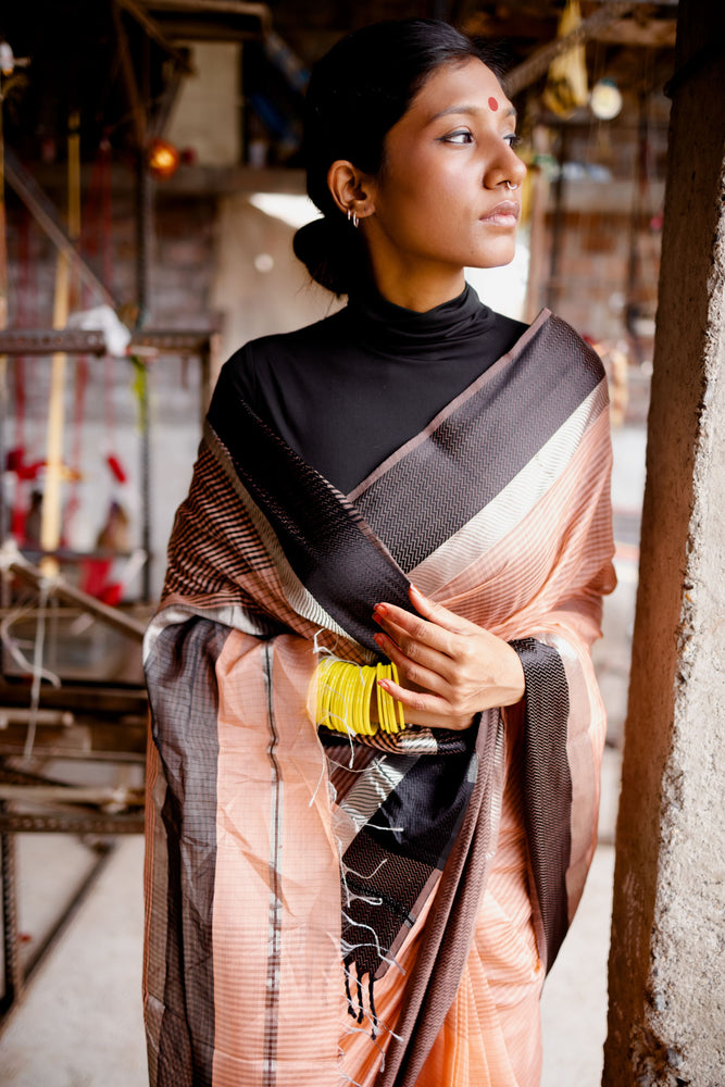Tattvam Peach Silk Cotton Maheshwari Handloom Saree – Baro Market
