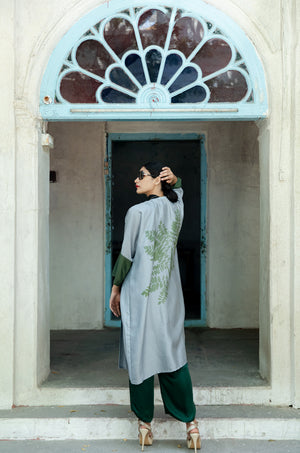 
                
                    Load image into Gallery viewer, &amp;#39;Nivar&amp;#39; Eri Peace Silk Robe
                
            