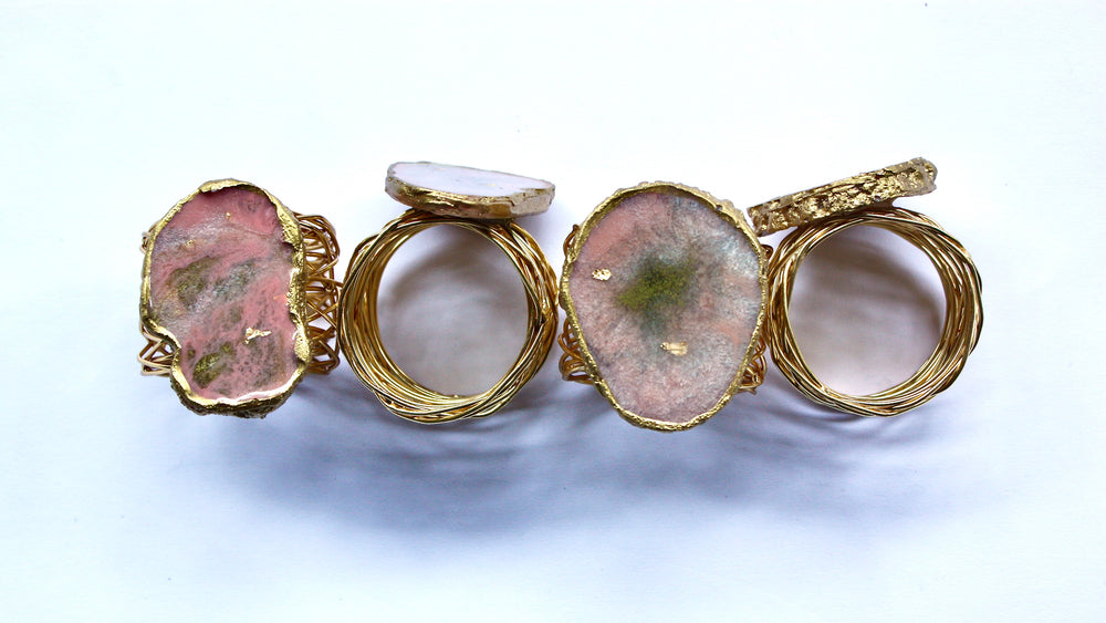 
                
                    Load image into Gallery viewer, Set Of 4 Agate Slice Resin Napkin Ring - Pink
                
            