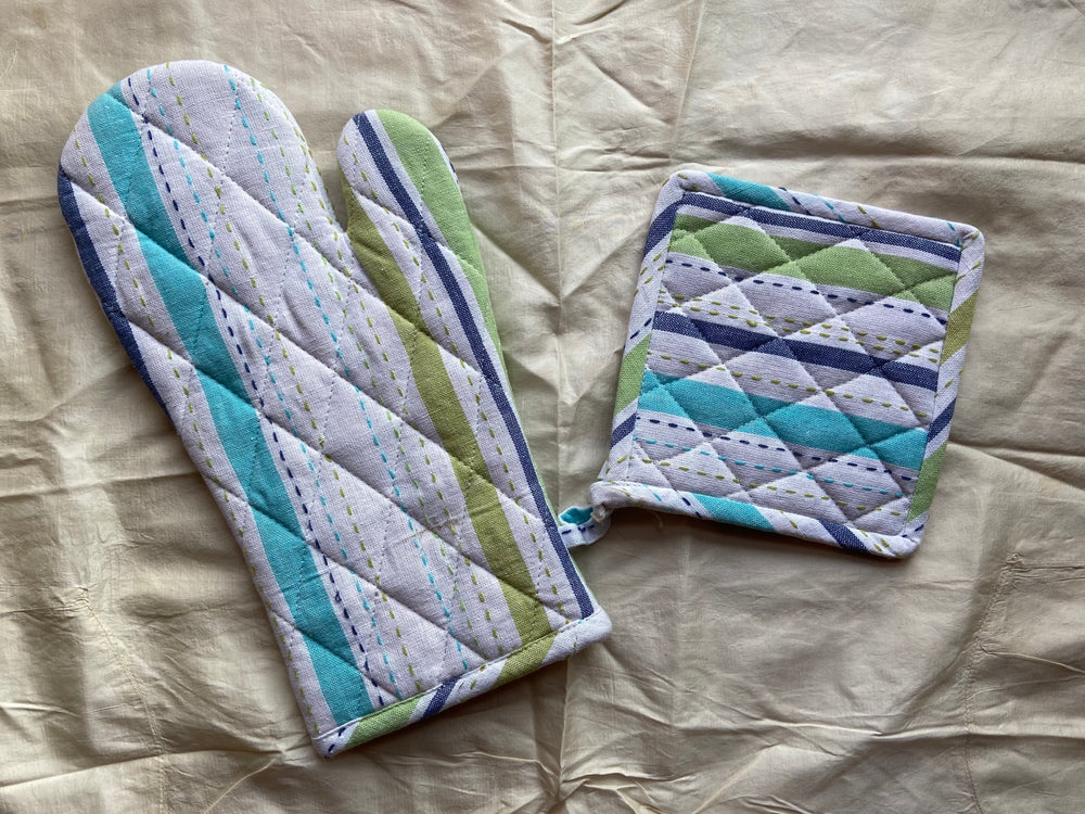 Mitten with Place Mat in Blue Stripes