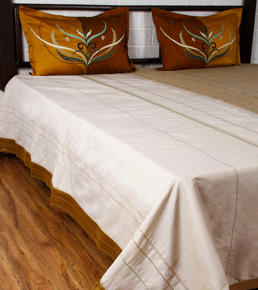 Paakhi Marg - Ivory Pista Bed Cover